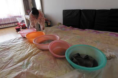 杂多楼上漏水，住户失联，小区没物管，业主维权难！律师来支招……